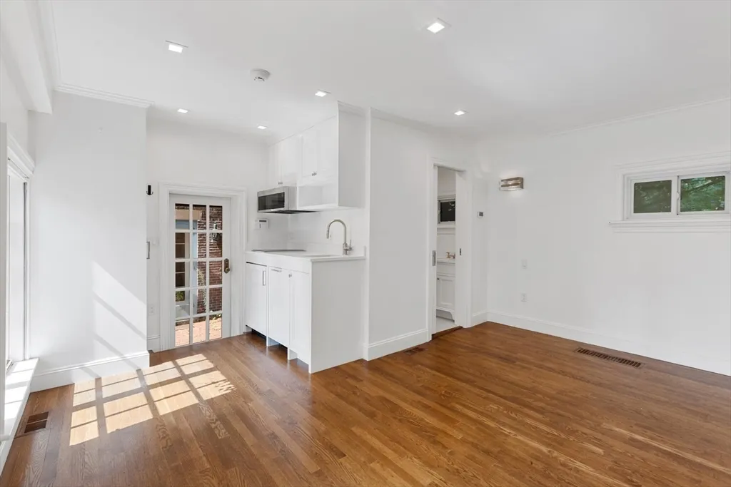 4 bed, 3 bath apartment for rent at 20 Chestnut St Unit 1, Beacon Hill — photo 22 of 25