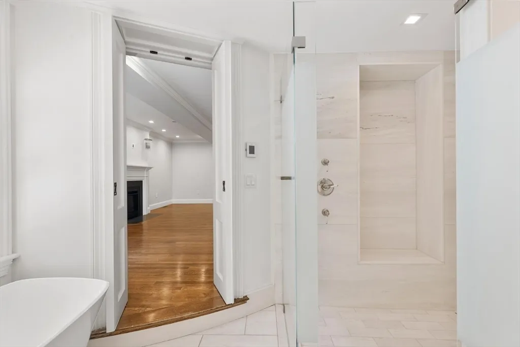 4 bed, 3 bath apartment for rent at 20 Chestnut St Unit 1, Beacon Hill — photo 16 of 25