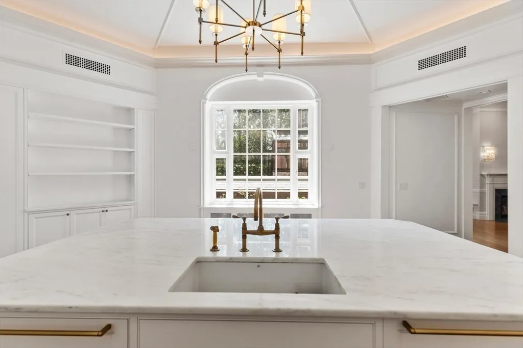 4 bed, 3 bath apartment for rent at 20 Chestnut St Unit 1, Beacon Hill — photo 5 of 25