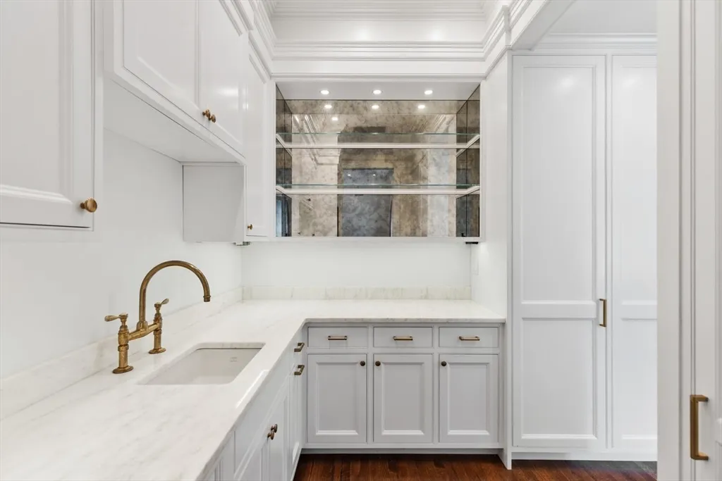 4 bed, 3 bath apartment for rent at 20 Chestnut St Unit 1, Beacon Hill — photo 6 of 25
