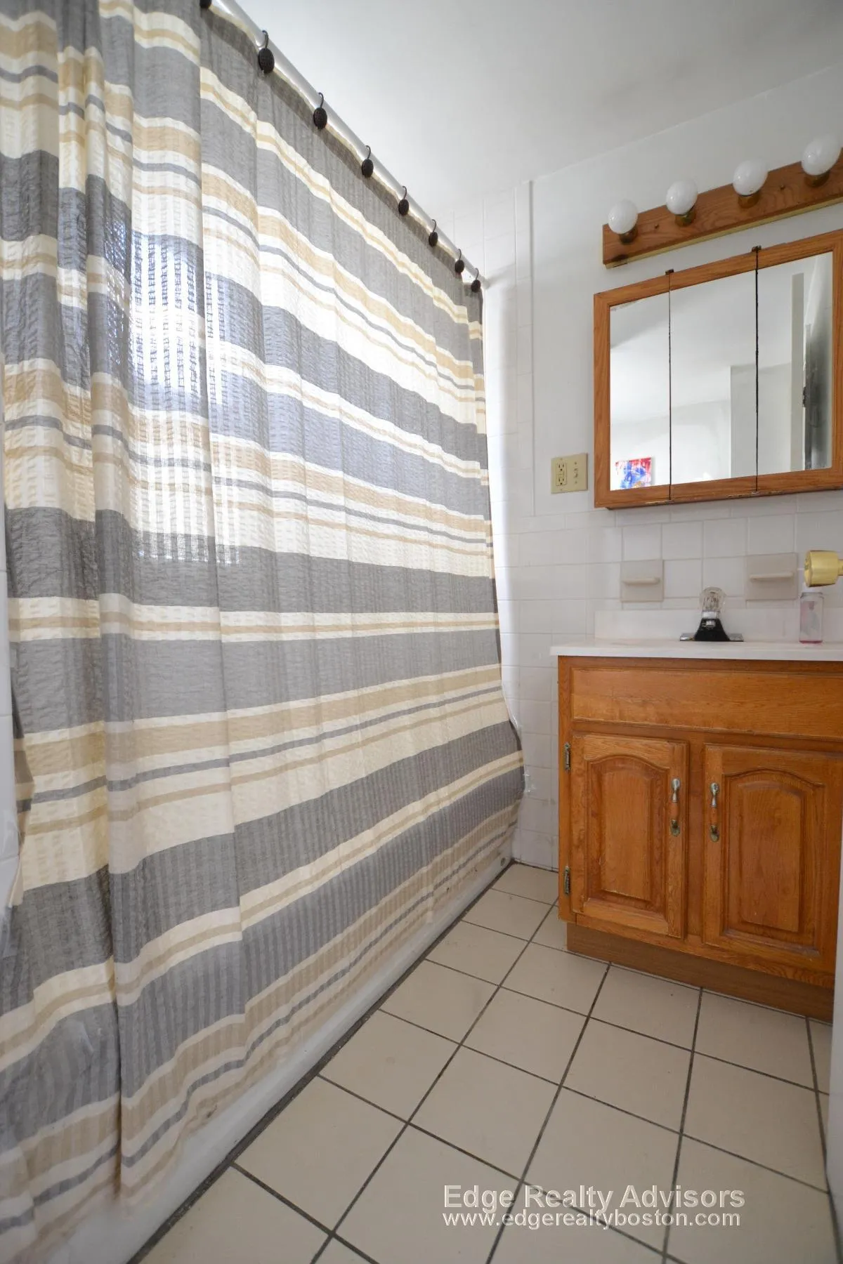 4 bed, 2 bath apartment for rent at 20 Claymoss Rd Unit 1, Brighton — photo 8 of 12