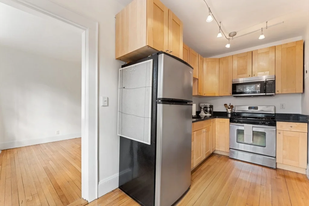 1 bed, 1 bath apartment for rent at 20 Concord Ave Unit 6, Harvard Square — photo 5 of 20