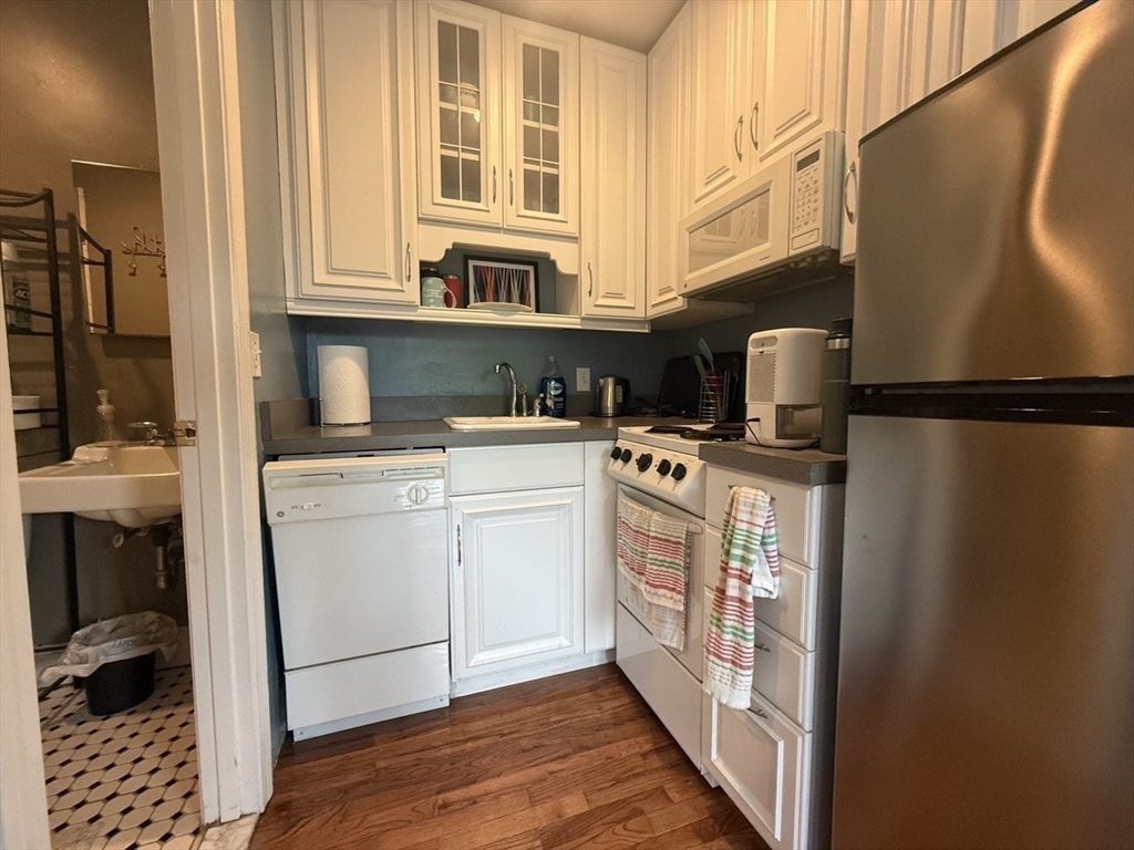 Studio bed, 1 bath apartment for rent at 20 Concord Sq Unit 6, South End — photo 9 of 15