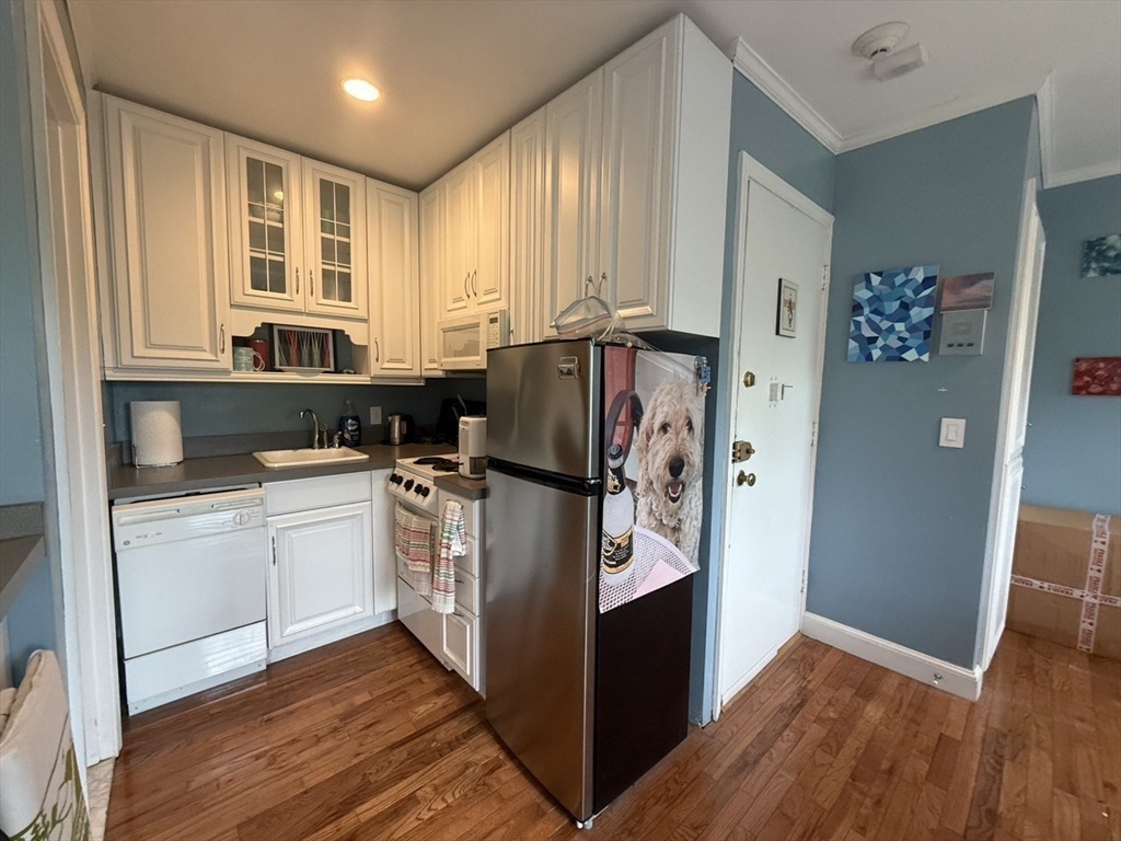 Studio bed, 1 bath apartment for rent at 20 Concord Sq Unit 6, South End — photo 8 of 15