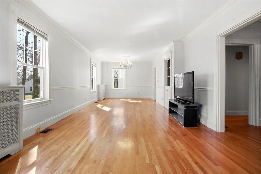 5 bed, 3 bath apartment for rent at 20 Donizetti St, Wellesley — photo 4 of 23