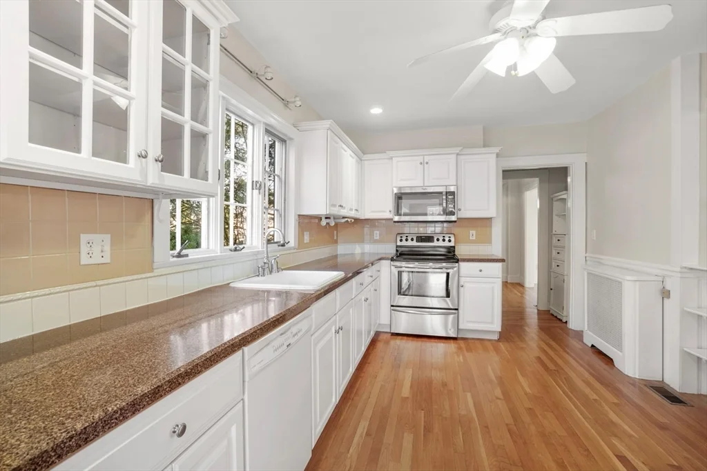 5 bed, 3 bath apartment for rent at 20 Donizetti St, Wellesley — photo 7 of 23