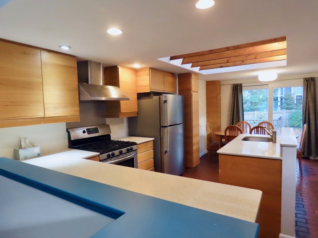 4 bed, 3 bath apartment for rent at 20 Donnell St, Neighborhood 9 — photo 2 of 23