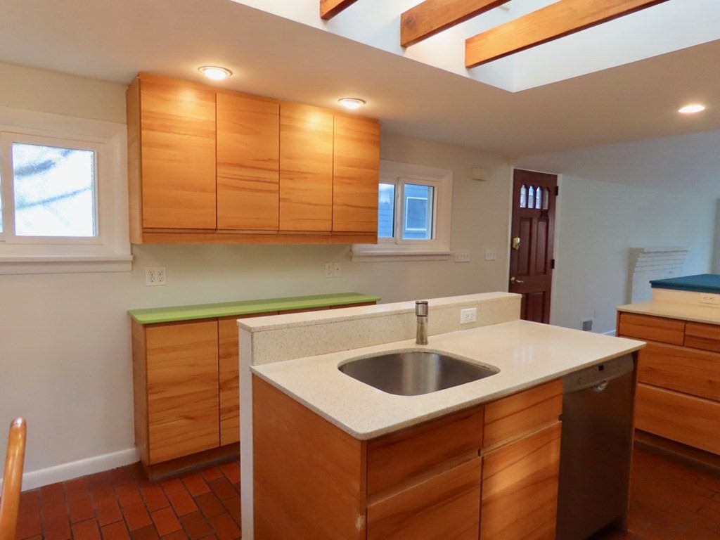 4 bed, 3 bath apartment for rent at 20 Donnell St, Neighborhood 9 — photo 6 of 23