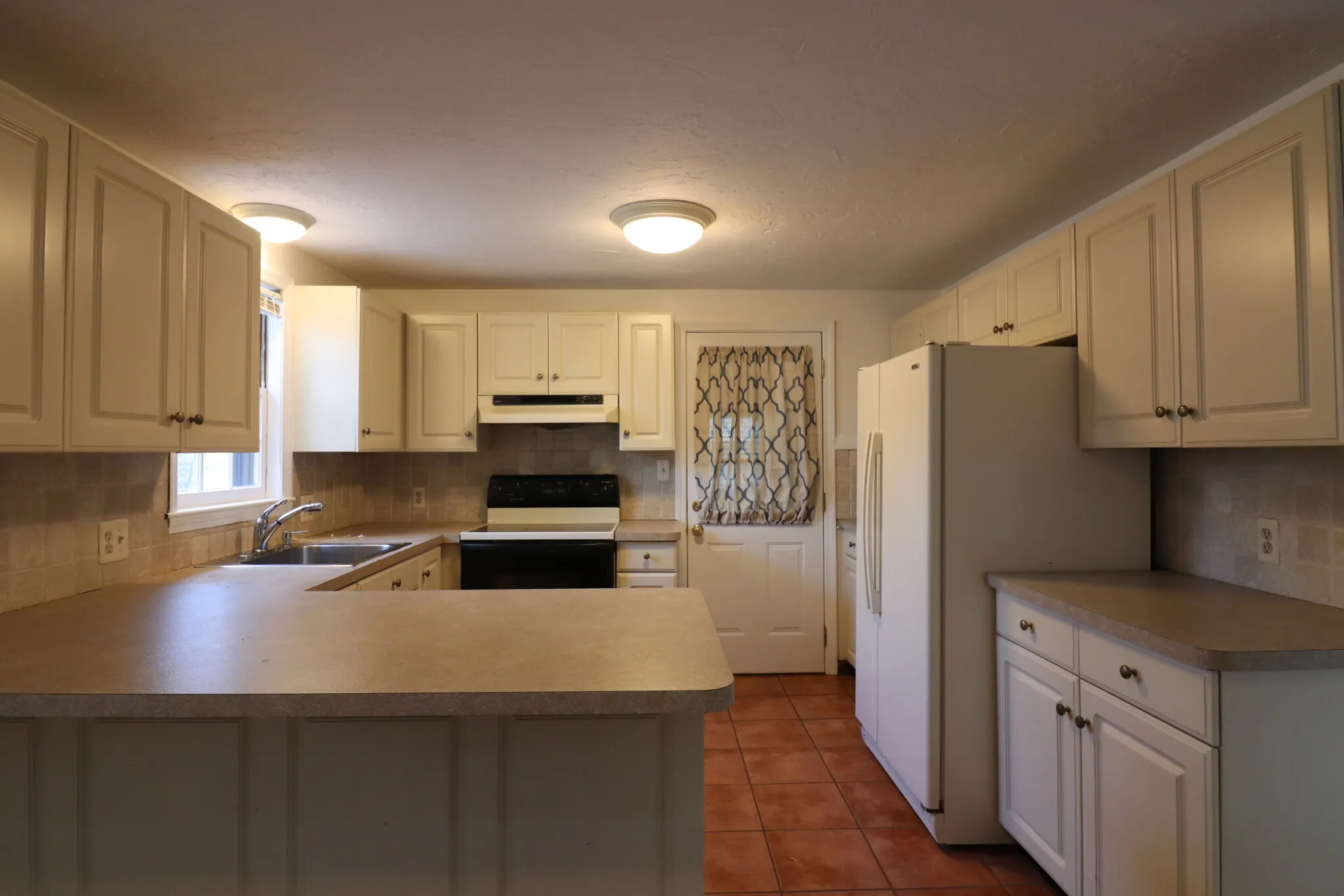 4 bed, 2 bath apartment for rent at 20 Eliot St Unit 1, Chestnut Hill — photo 5 of 25