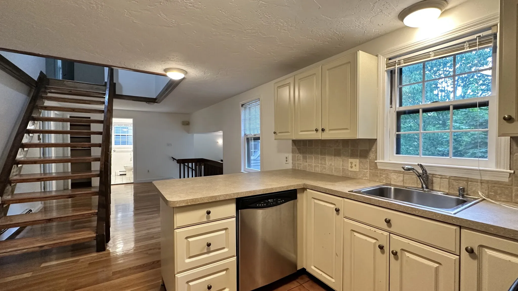4 bed, 2 bath apartment for rent at 20 Eliot St Unit 1, Chestnut Hill — photo 2 of 25