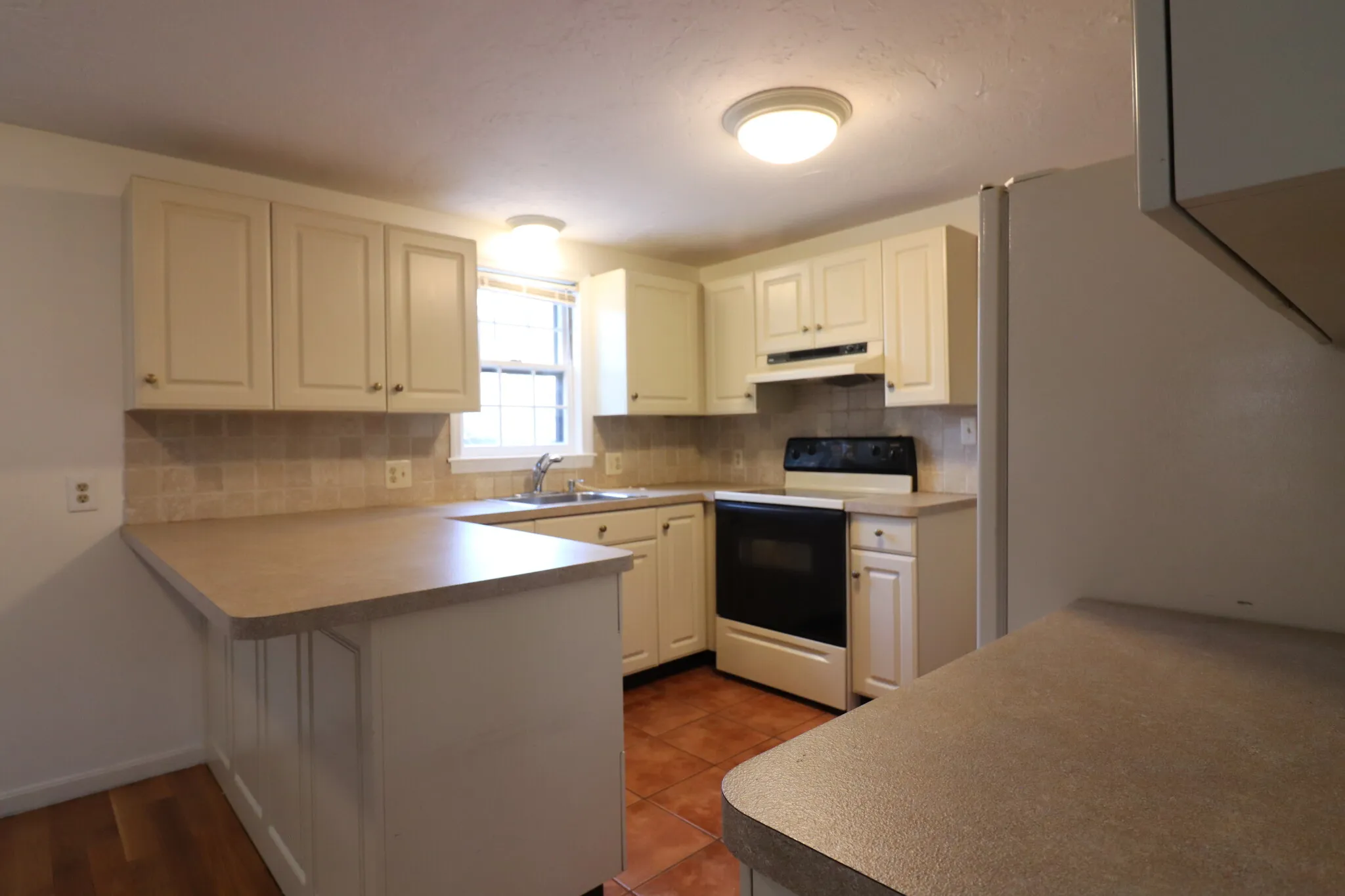 4 bed, 2 bath apartment for rent at 20 Eliot St Unit B, Chestnut Hill — photo 6 of 25