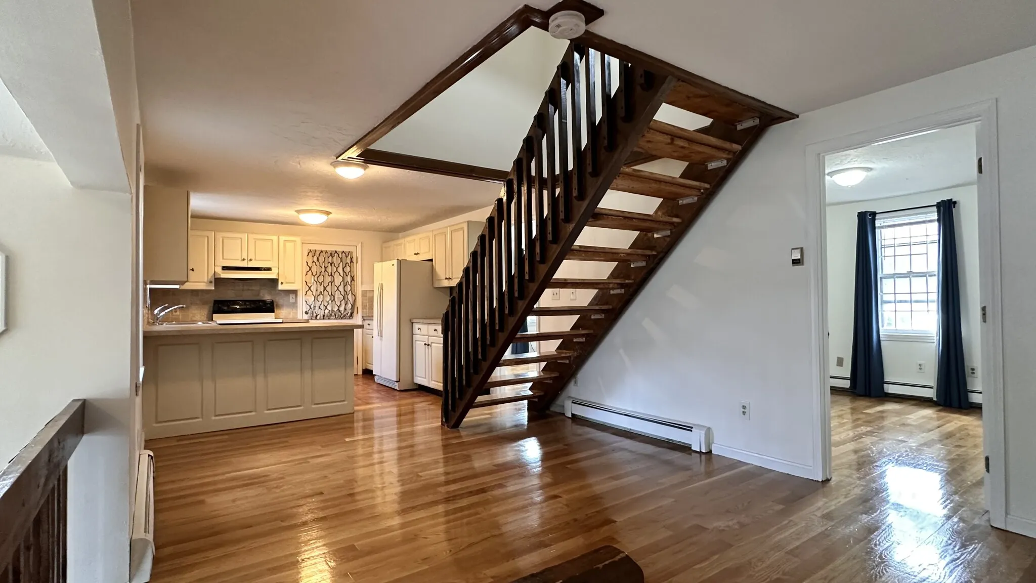 4 bed, 2 bath apartment for rent at 20 Eliot St Unit B, Chestnut Hill — photo 3 of 25