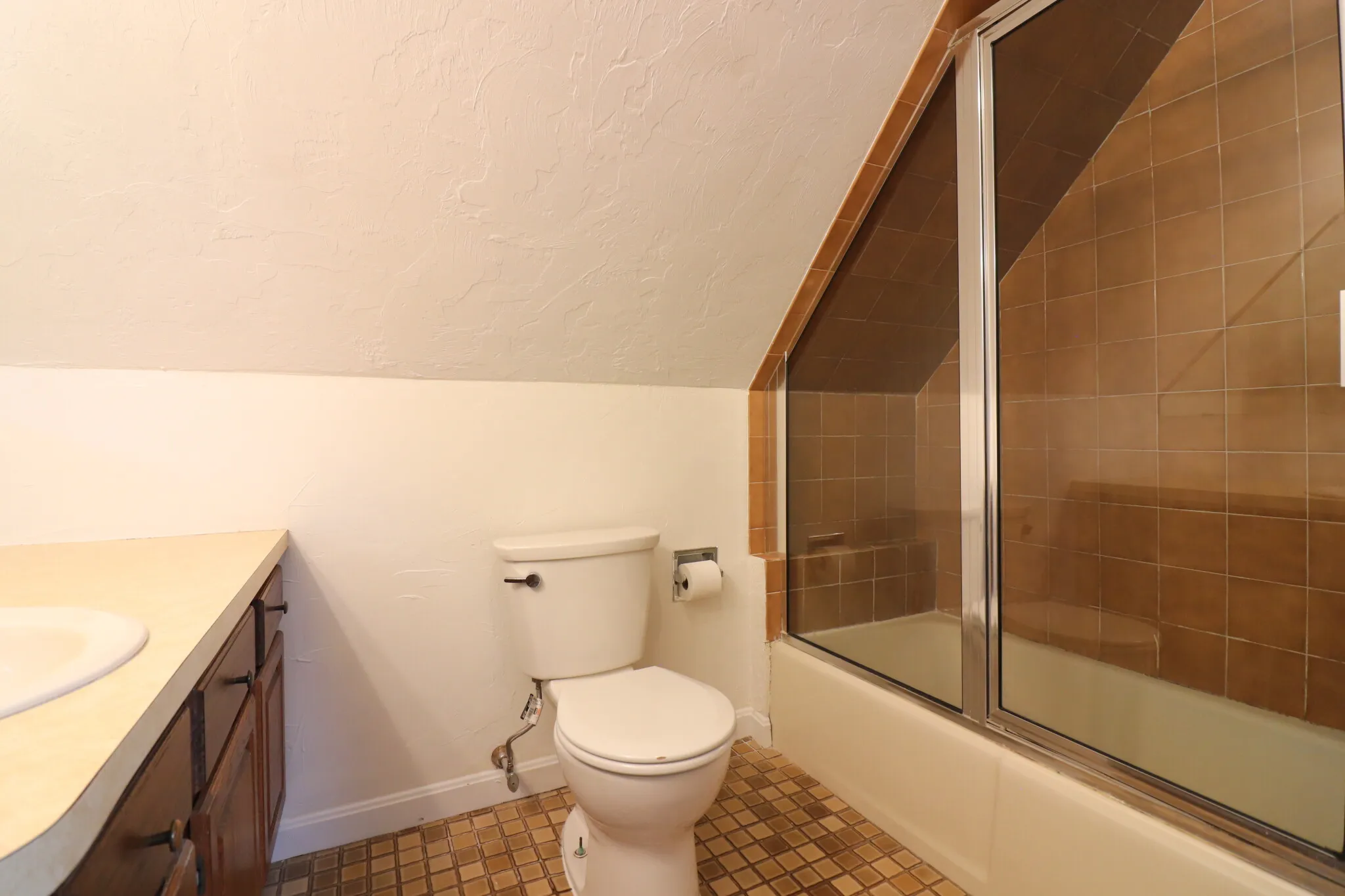 4 bed, 2 bath apartment for rent at 20 Eliot St Unit B, Chestnut Hill — photo 13 of 25