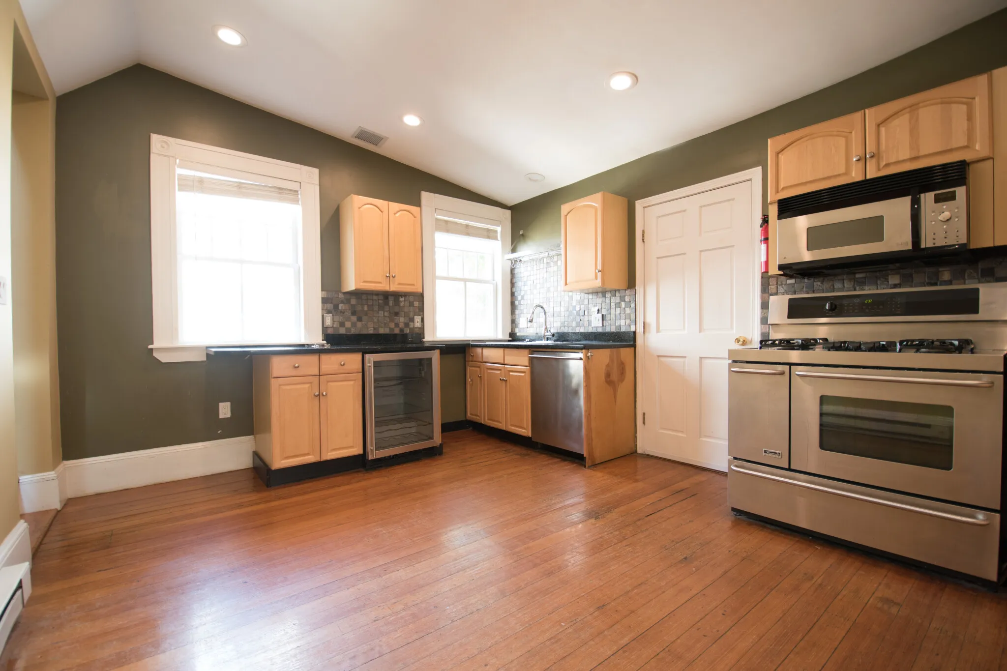 4 bed, 2 bath apartment for rent at 20 Ellery St Unit 2, Mid Cambridge — photo 3 of 8