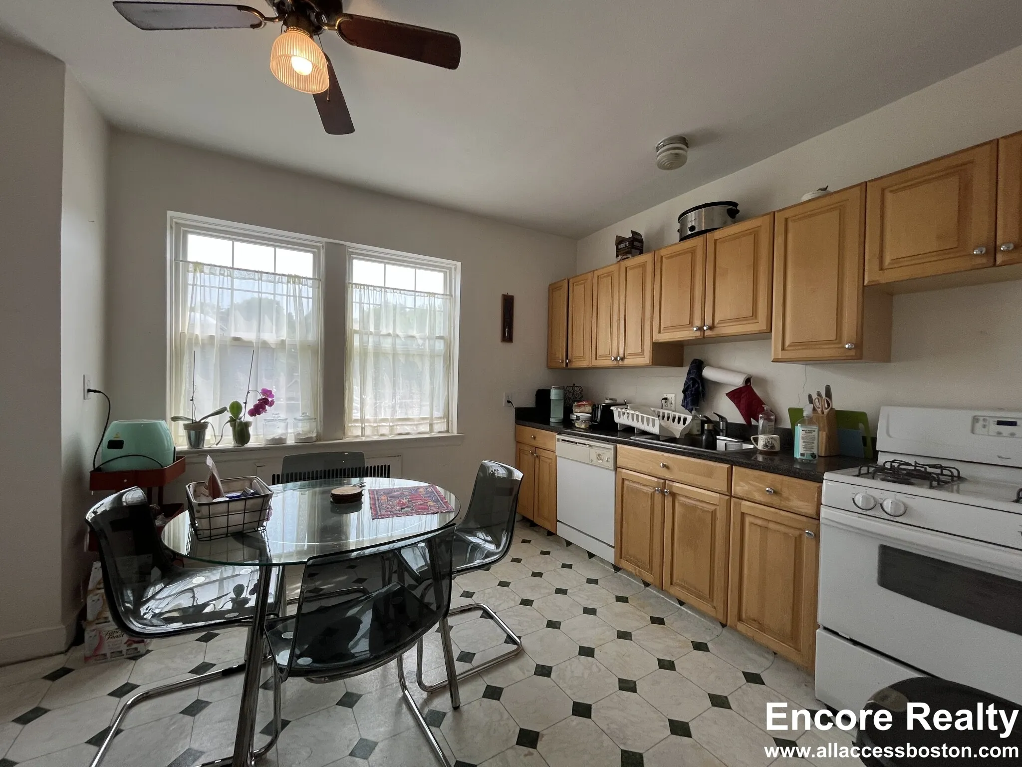 2 bed, 1 bath apartment for rent at 20 Fairbanks St Unit 8, Brookline — photo 9 of 20