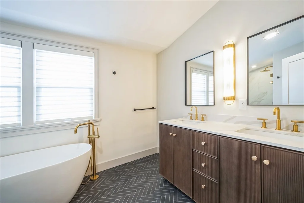 4 bed, 3 bath apartment for rent at 20 Fairmont St Unit 20, Cambridgeport — photo 13 of 24