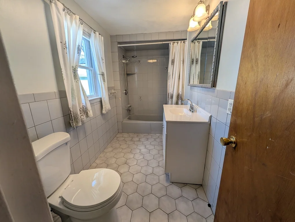 5 bed, 1 bath apartment for rent at 20 Fairmount Unit 2, Everett — photo 13 of 14