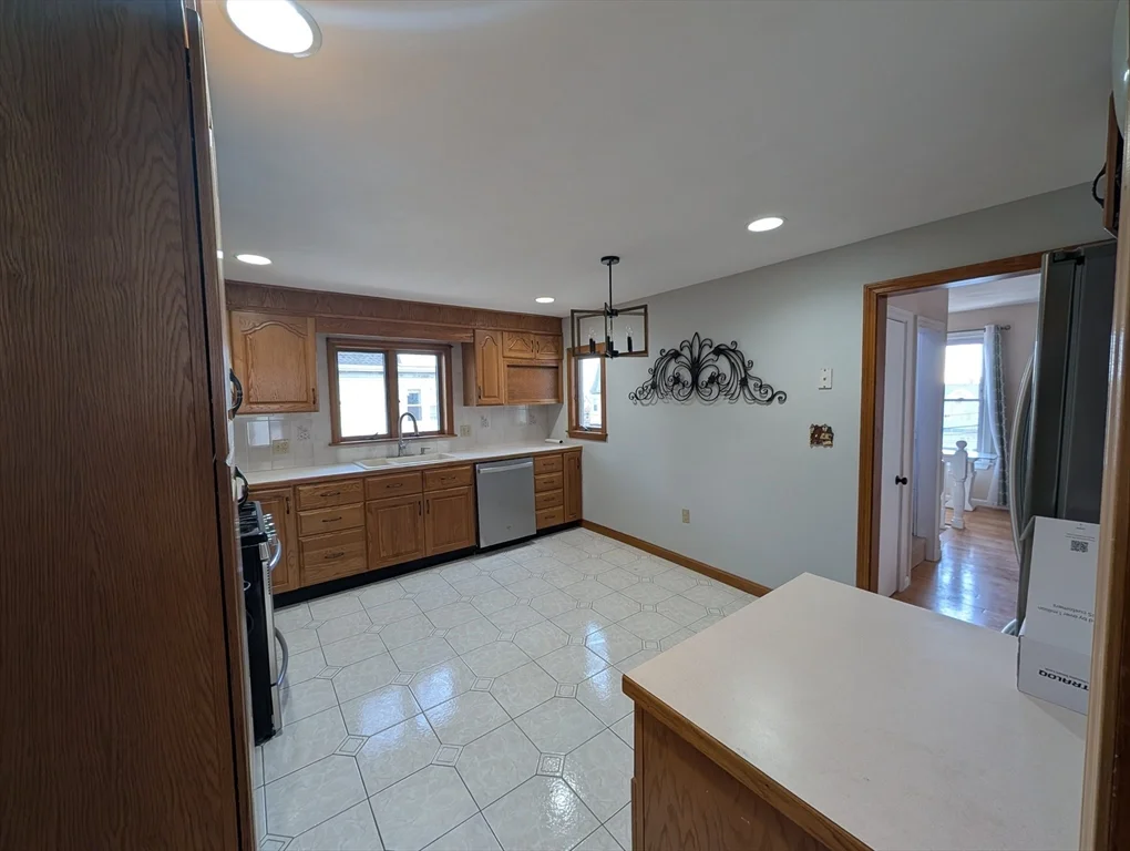 5 bed, 1 bath apartment for rent at 20 Fairmount Unit 2, Everett — photo 6 of 14