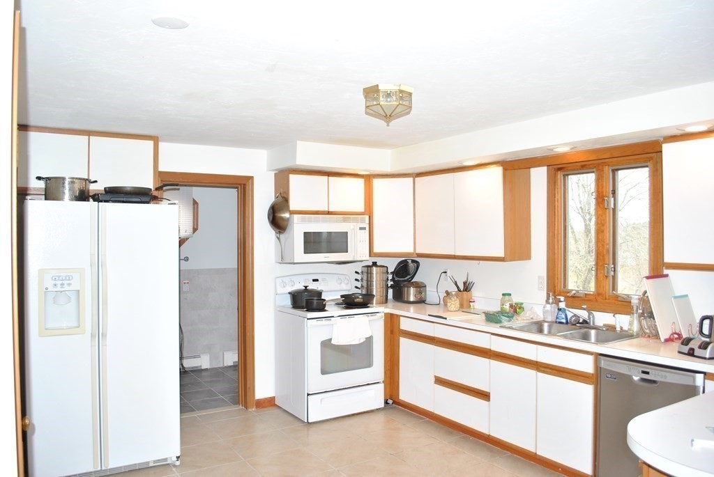 3 bed, 2 bath apartment for rent at 20 Fairview Ave, Cedarwood — photo 3 of 6