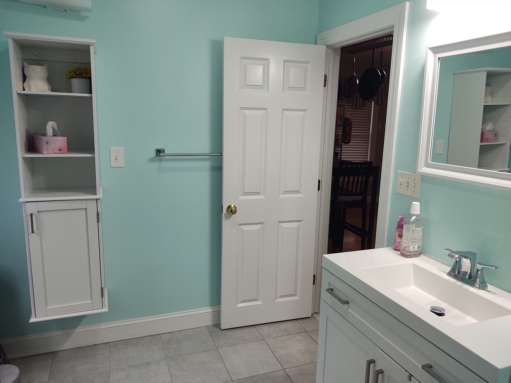 3 bed, 1 bath apartment for rent at 20 Fay Ct Unit B, Marlborough — photo 16 of 28