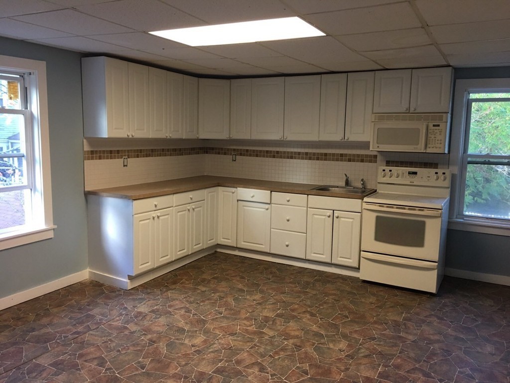 4 bed, 1 bath apartment for rent at 20 Fruit St Unit 1, Taunton — photo 2 of 12