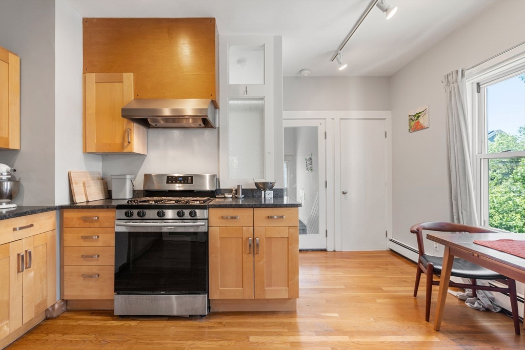 3 bed, 2 bath apartment for rent at 20 Glenwood Ave Unit 2, Cambridgeport — photo 3 of 21