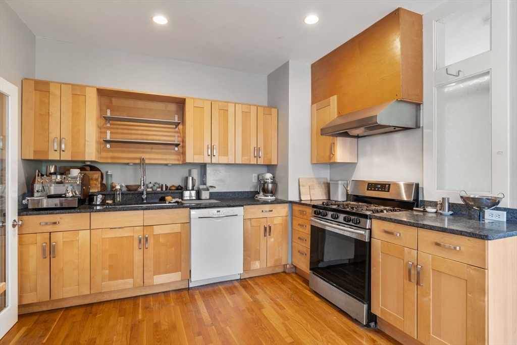 3 bed, 2 bath apartment for rent at 20 Glenwood Ave Unit 2, Cambridgeport — photo 1 of 21