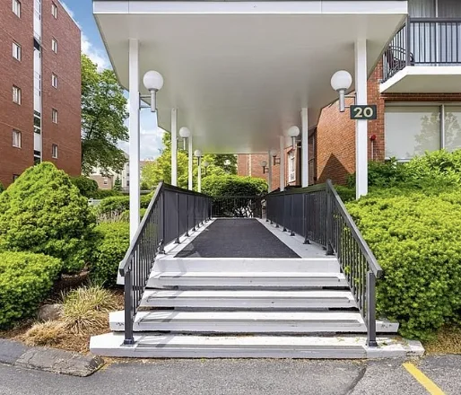 2 bed, 2 bath apartment for rent at 20 Hammond Pond Pkwa Unit 305, Chestnut Hill — photo 4 of 19