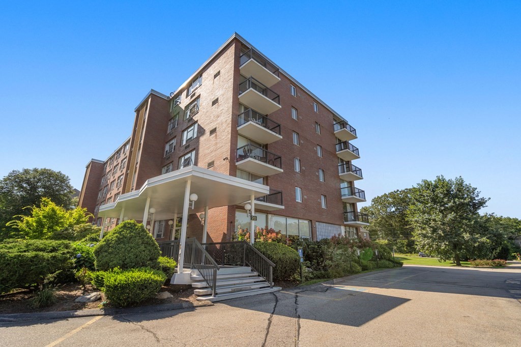 1 bed, 1 bath apartment for rent at 20 Hammond Pond Pkwa Unit 308, Chestnut Hill — photo 1 of 14