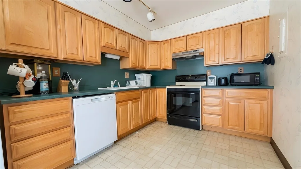 1 bed, 1 bath apartment for rent at 20 Hammond Pond Pkwa Unit 402, Chestnut Hill — photo 2 of 15