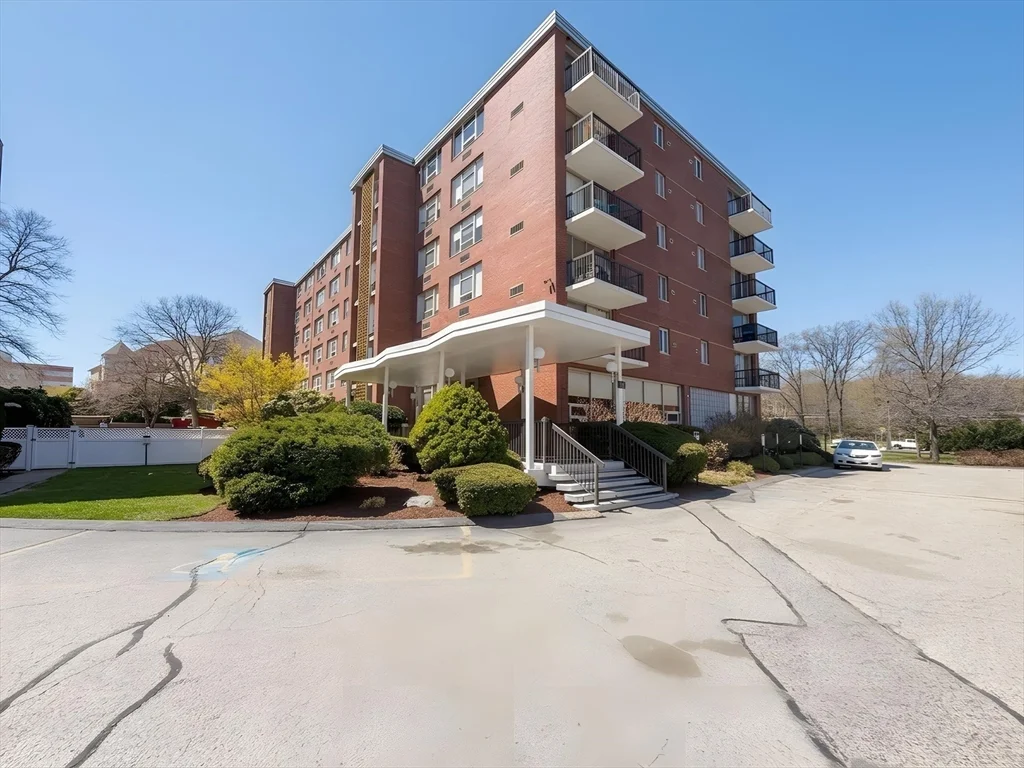 1 bed, 1 bath apartment for rent at 20 Hammond Pond Pkwa Unit 402, Chestnut Hill — photo 1 of 15