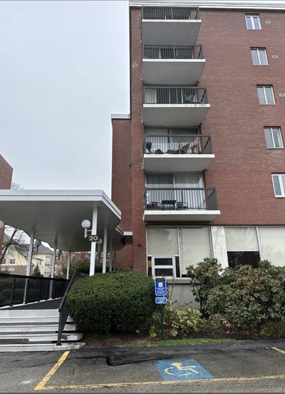 1 bed, 1 bath apartment for rent at 20 Hammond Pond Pkwa Unit 503, Chestnut Hill — photo 2 of 16