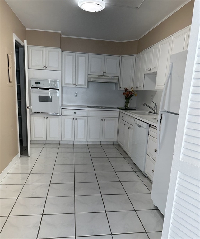 1 bed, 1 bath apartment for rent at 20 Hammond Pond Pkwa Unit 503, Chestnut Hill — photo 8 of 16