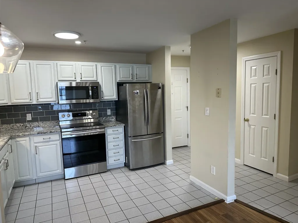2 bed, 1 bath apartment for rent at 20 Heaths Ct Unit 309, Lynn — photo 8 of 18