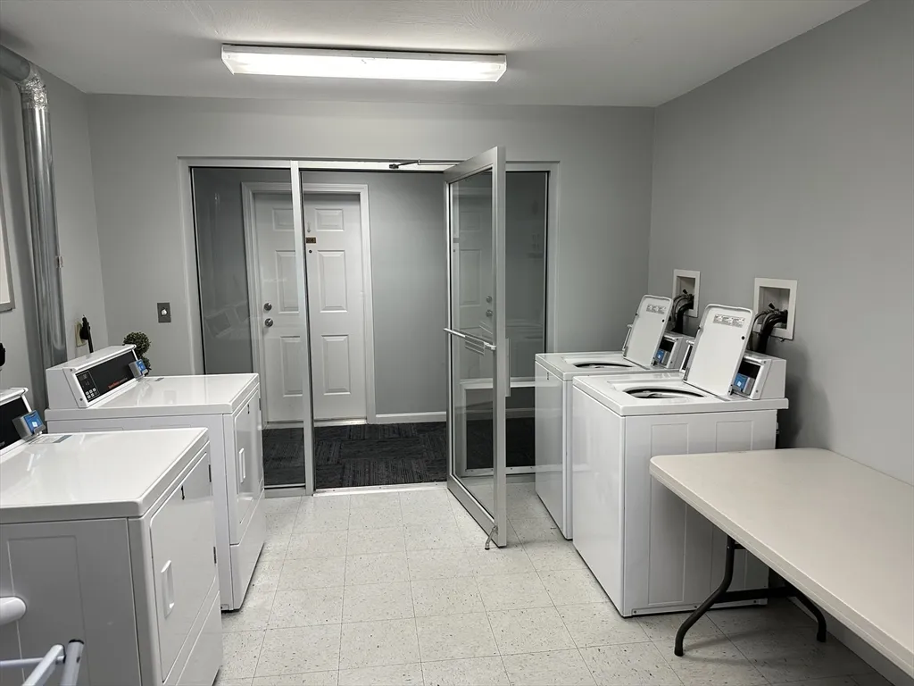2 bed, 1 bath apartment for rent at 20 Heaths Ct Unit 309, Lynn — photo 5 of 18