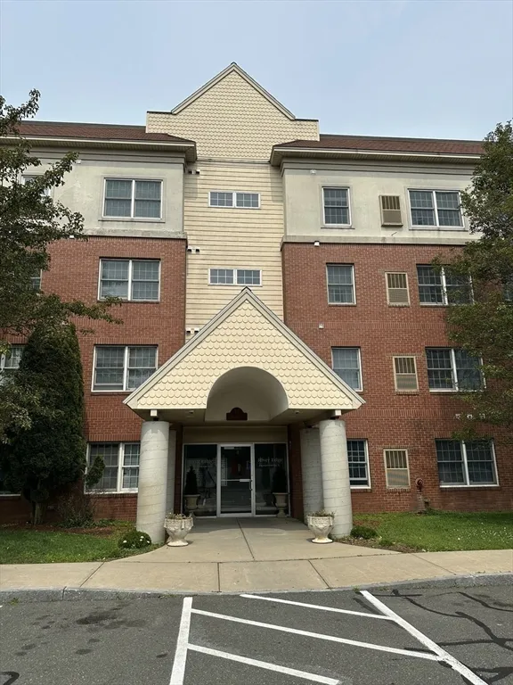 2 bed, 1 bath apartment for rent at 20 Heaths Ct Unit 309, Lynn — photo 2 of 18