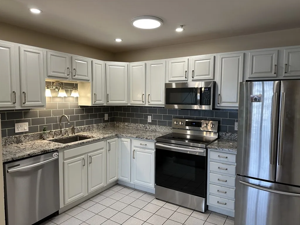 2 bed, 1 bath apartment for rent at 20 Heaths Ct Unit 309, Lynn — photo 6 of 18