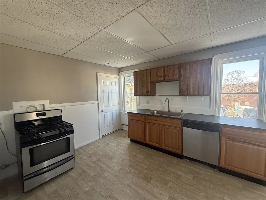 3 bed, 1 bath apartment for rent at 20 Henry Ave Unit 2, Powder House Square — photo 3 of 25