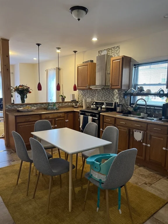 2 bed, 1 bath apartment for rent at 20 Holbrook Ave Unit 1, Brockton — photo 4 of 6