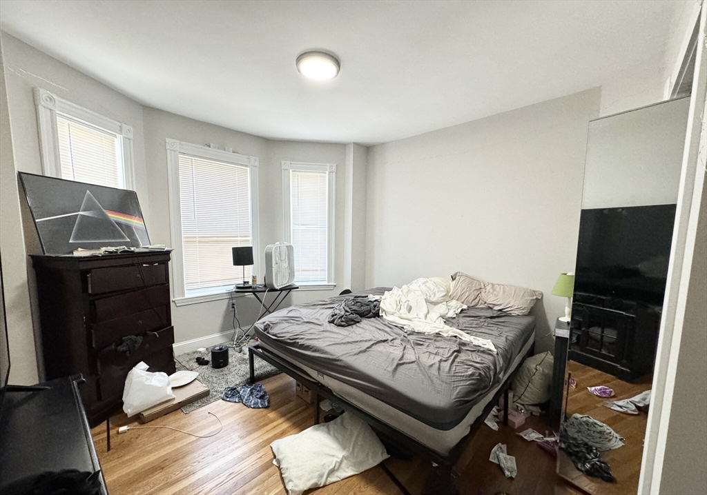 4 bed, 1 bath apartment for rent at 20 Howell St Unit 3, Dorchester — photo 2 of 6