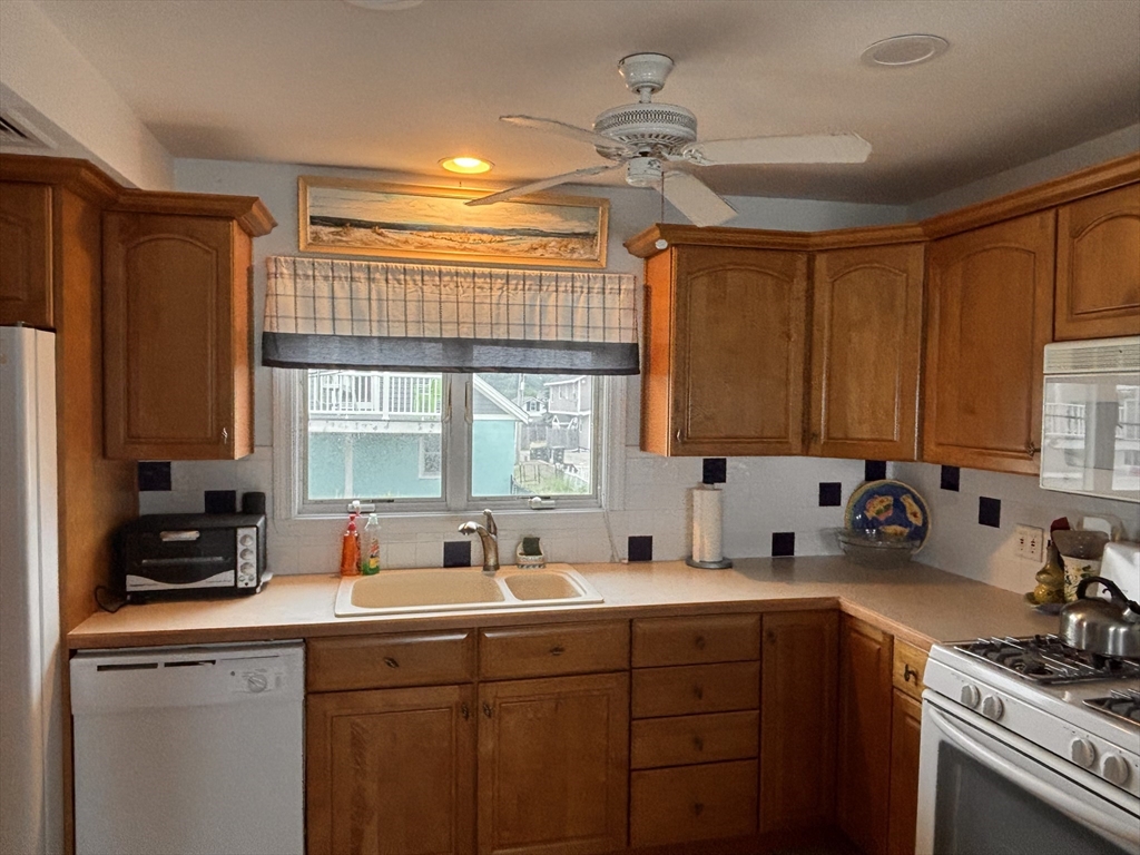3 bed, 2 bath apartment for rent at 20 Humarock Beach Unit 1, Scituate — photo 3 of 20