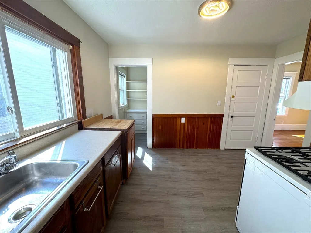 2 bed, 1 bath apartment for rent at 20 Hunnewell Ave Unit 1, Oak Square — photo 2 of 17