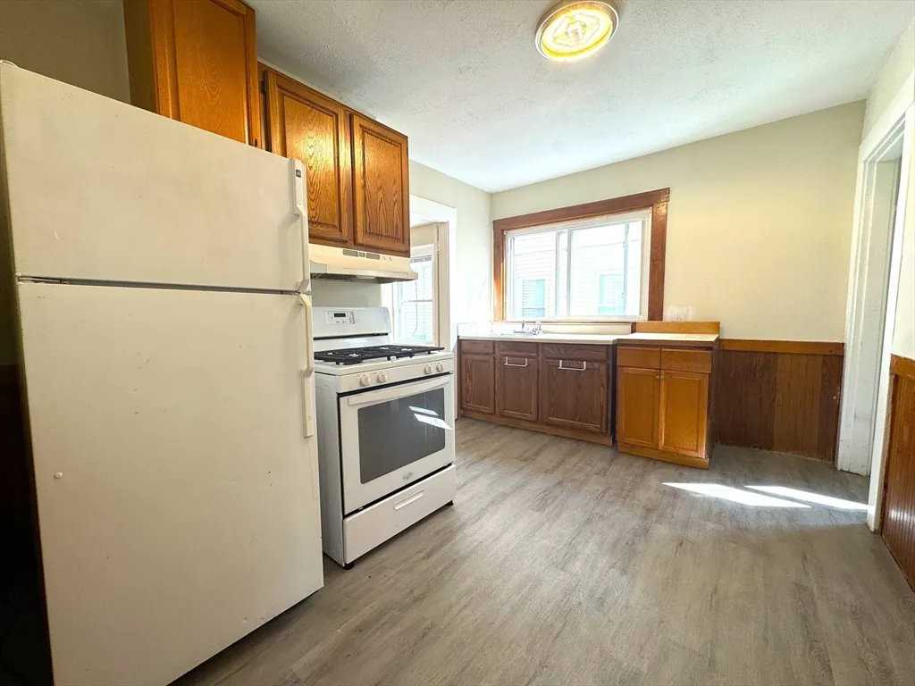 2 bed, 1 bath apartment for rent at 20 Hunnewell Ave Unit 1, Oak Square — photo 3 of 17