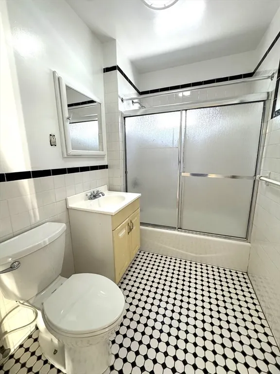 2 bed, 1 bath apartment for rent at 20 Hunnewell Ave Unit 1, Oak Square — photo 15 of 17