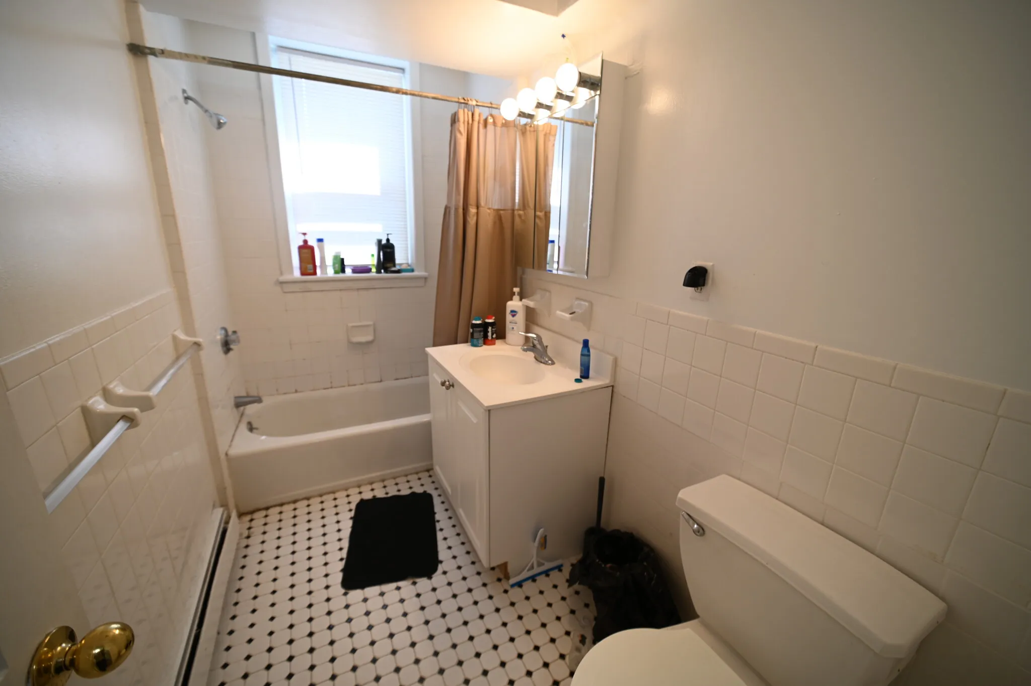 3 bed, 1 bath apartment for rent at 20 John St Unit A, Coolidge Corner — photo 2 of 5