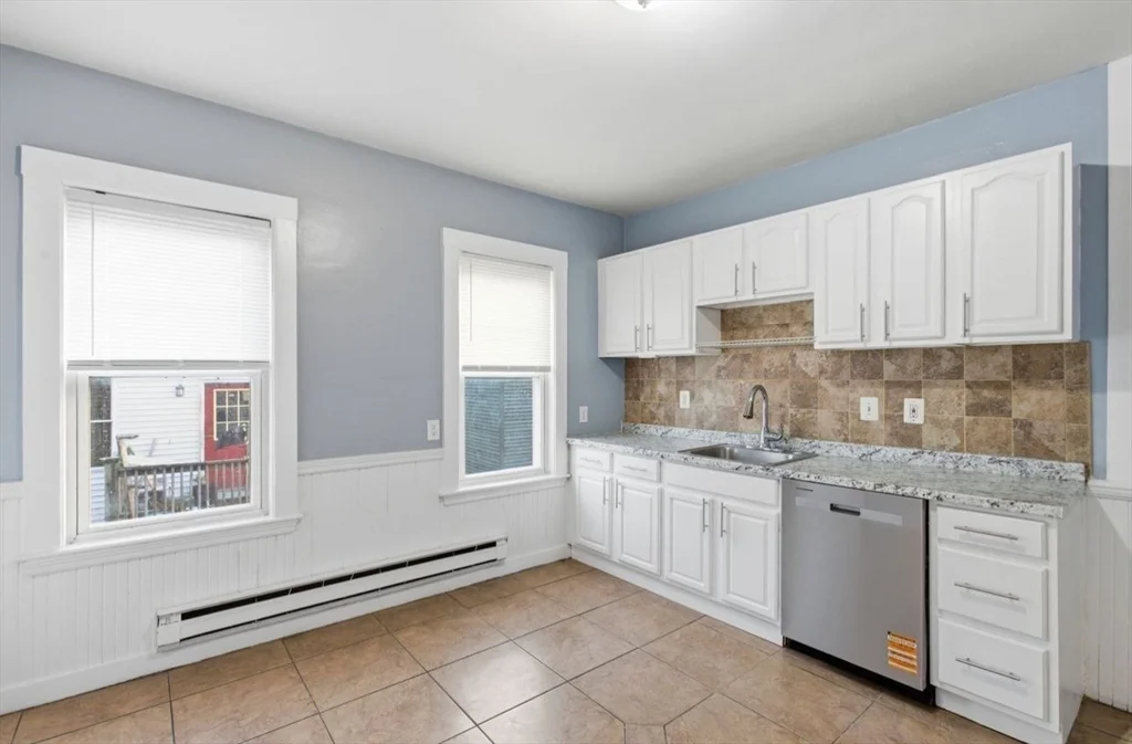 3 bed, 1 bath apartment for rent at 20 Leslie St Unit 3, Dorchester — photo 2 of 23