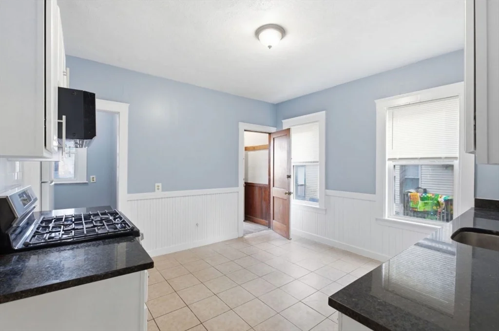 3 bed, 1 bath apartment for rent at 20 Leslie St Unit 3, Dorchester — photo 3 of 23