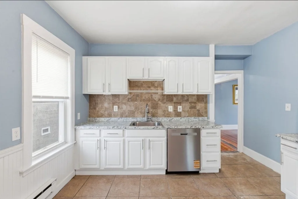 3 bed, 1 bath apartment for rent at 20 Leslie St Unit 3, Dorchester — photo 1 of 23