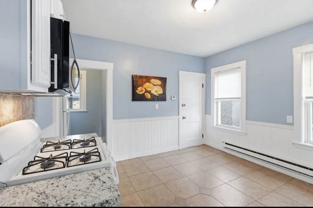 3 bed, 1 bath apartment for rent at 20 Leslie St Unit 3, Dorchester — photo 4 of 23