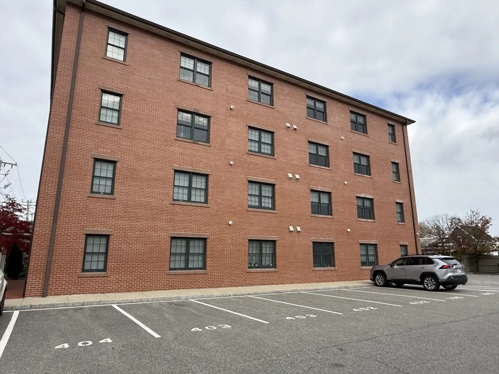 2 bed, 1 bath apartment for rent at 20 Locust St Unit 202, Medford — photo 2 of 8